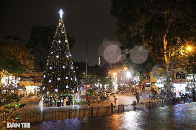 Hanoi churches prepare for Christmas celebration - 4