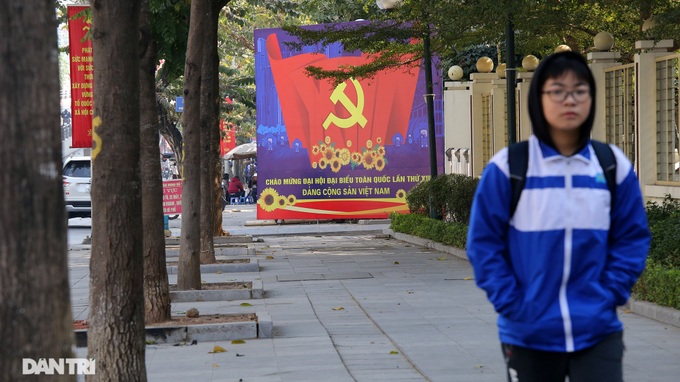 Hanoi streets decorated to welcome party congress - 3