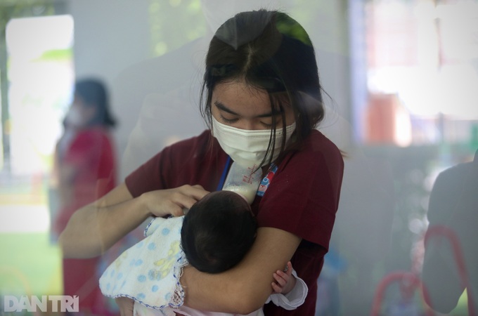 Newborns with Covid-19-infected mothers taken care by volunteers in HCM City - 10 Newborns with Covid-19-infected mothers taken care by volunteers in HCM City - 10