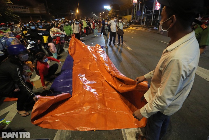 HCM City streets face congestion as people try to leave - 4 HCM City streets face congestion as people try to leave - 4
