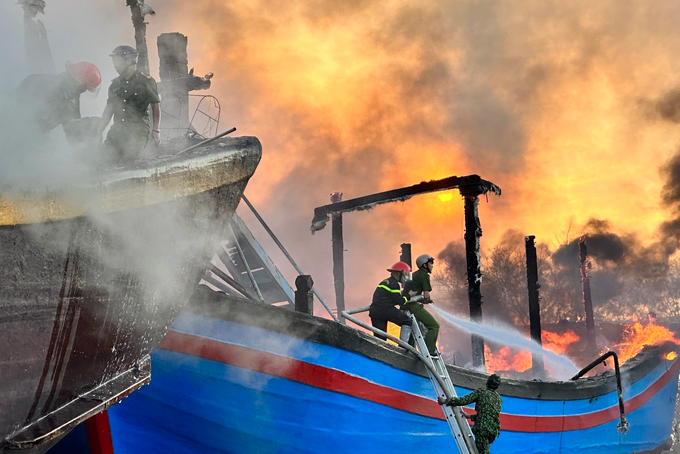 11 fishing boats destroyed by Phan Thiet shipbuilder fire - 1