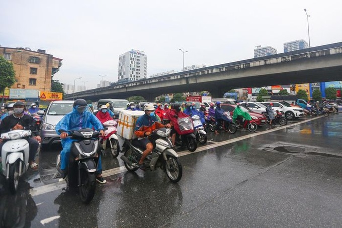 Hanoi streets jammed on Monday morning rush hours - 4 Hanoi streets jammed on Monday morning rush hours - 4