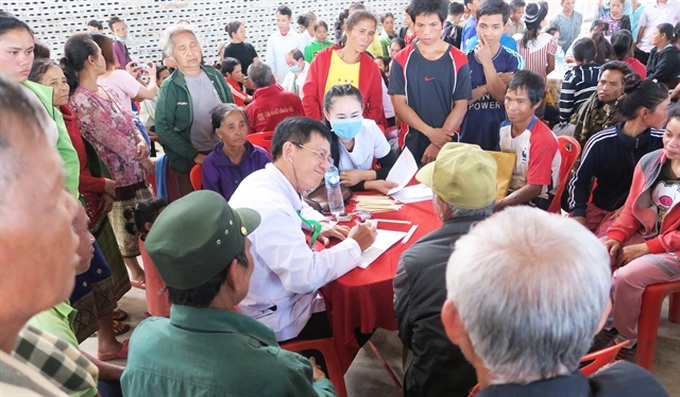 Vietnamese doctors provide free health checks to Lao patients - 1 Vietnamese doctors provide free health checks to Lao patients - 1