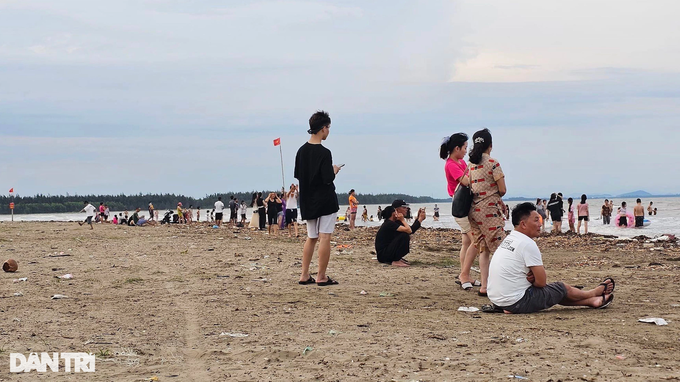 Rubbish blankets Nghe An beaches - 5 Rubbish blankets Nghe An beaches - 5