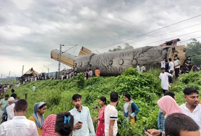 Five killed as Indian passenger and goods trains collide - 1 Five killed as Indian passenger and goods trains collide - 1