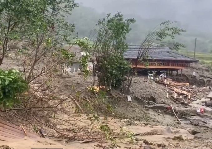 Six dead in Sapa landslide - 1 Six dead in Sapa landslide - 1