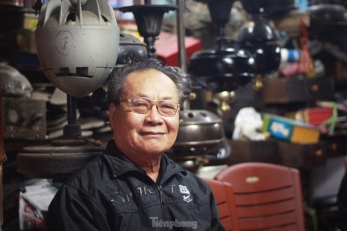 Hanoi family preserves vintage fans - 1 Hanoi family preserves vintage fans - 1
