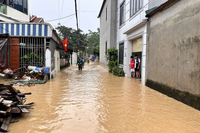 Many areas in Hanoi severely submerged following heavy rain - 4