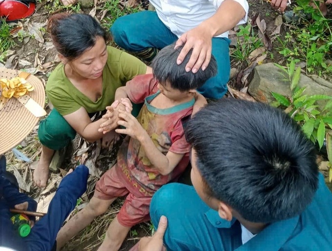 Six-year-old found after five days in Yen Bai forest - 1