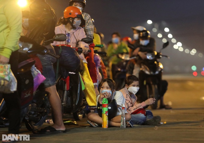 HCM City streets face congestion as people try to leave - 11 HCM City streets face congestion as people try to leave - 11