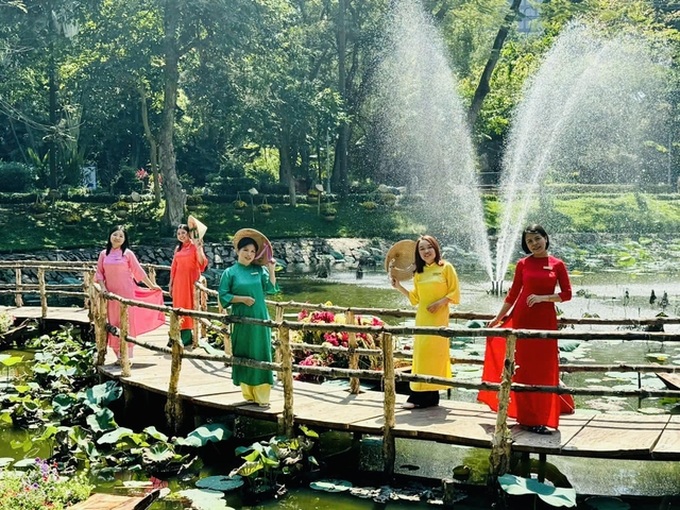 Ao Dai wearers enjoy free admission to Saigon Zoo - 1