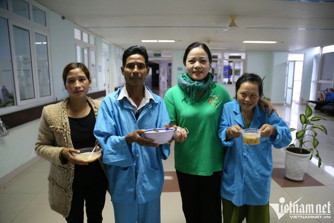 Danang charity club offer free meals for poor patients - 8 Danang charity club offer free meals for poor patients - 8