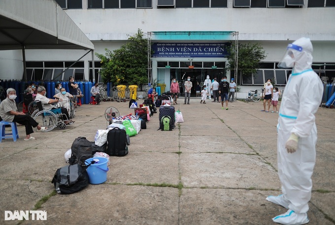 HCM City Covid-19 field hospital overloaded as patients surge - 10