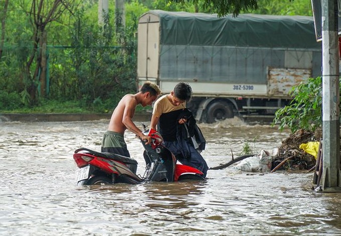 Hanoi urban area submerged after heavy rains - 5 Hanoi urban area submerged after heavy rains - 5
