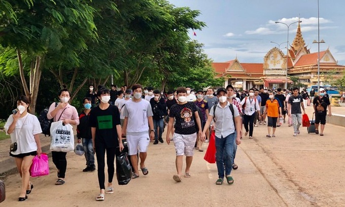 Kien Giang, Long An receive nearly 300 Cambodia returnees - 1