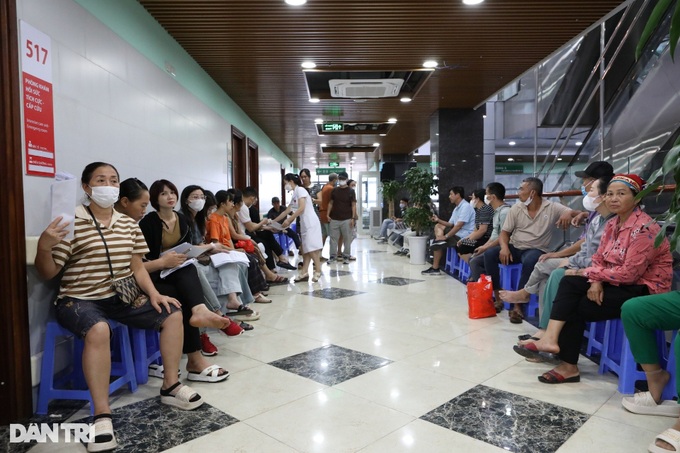 Hanoi hospital receives nearly 300 patients during extra check-up hours. - 1