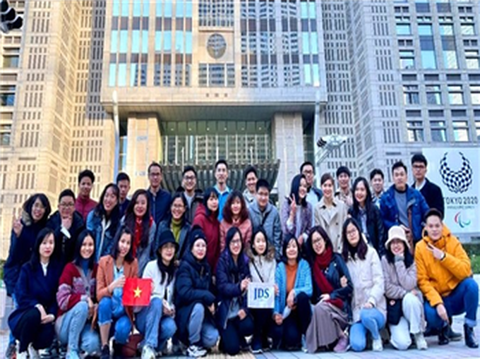 Japan gives scholarships on training Vietnamese officials and civil servants - 1