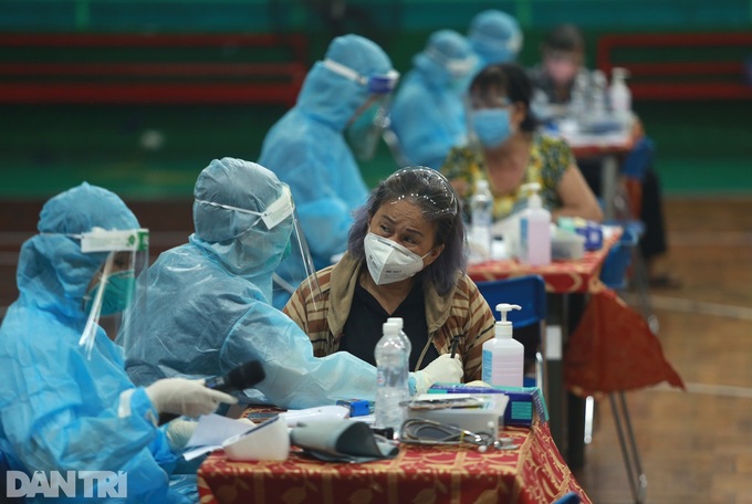 HCM City residents eager for Covid-19 vaccination - 9