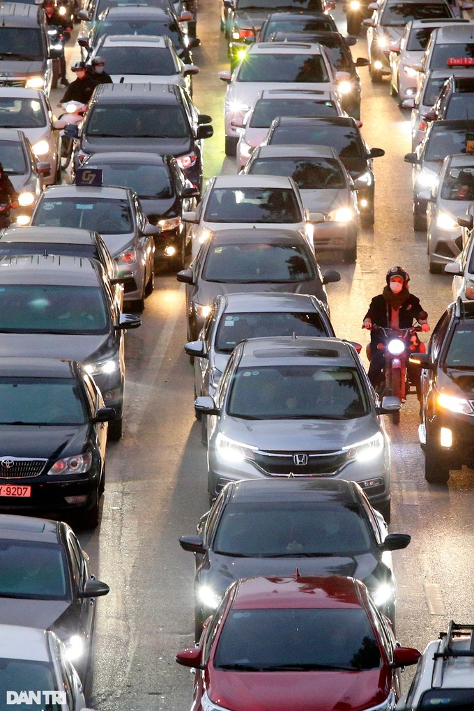 Hanoi streets jammed as Tet nears - 3