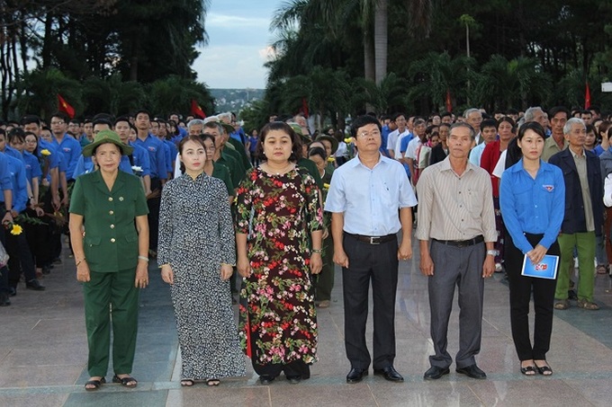 Thousands of young people pay tribute to war dead - 2