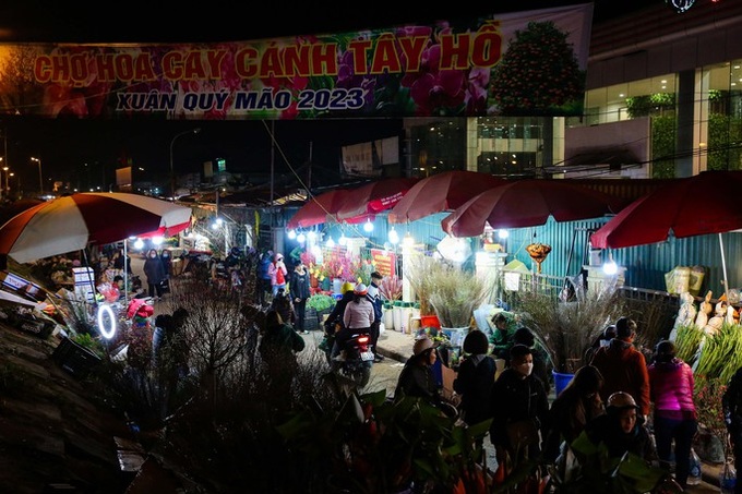 Quang An flower market bustles as Tet nears - 1 Quang An flower market bustles as Tet nears - 1