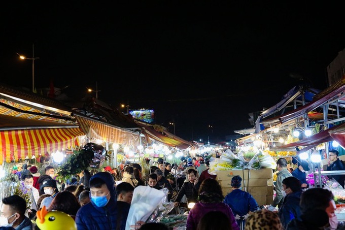 Quang An flower market bustles as Tet nears - 8 Quang An flower market bustles as Tet nears - 8