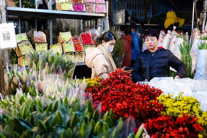 Quang An flower market bustles as Tet nears - 3 Quang An flower market bustles as Tet nears - 3