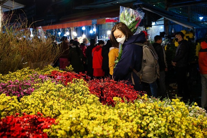 Quang An flower market bustles as Tet nears - 6 Quang An flower market bustles as Tet nears - 6