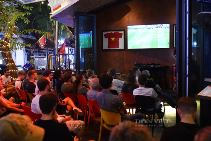Foreigners flock to Hanoi street to cheer on World Cup - 3 Foreigners flock to Hanoi street to cheer on World Cup - 3