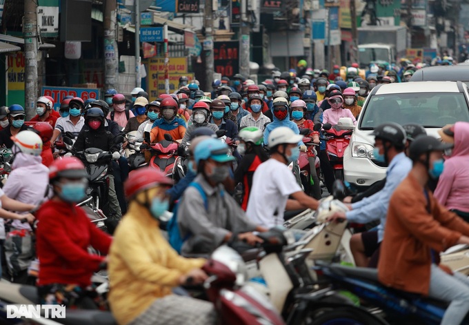 HCM City streets jammed after social distancing loosened - 3