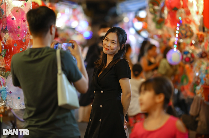 HCM City’s lantern street bustling before Mid-Autumn Festival - 8