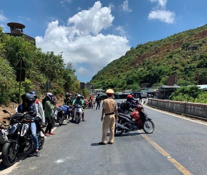 Thua Thien-Hue Covid-19 checkpoints to prevent drivers from Danang - 1