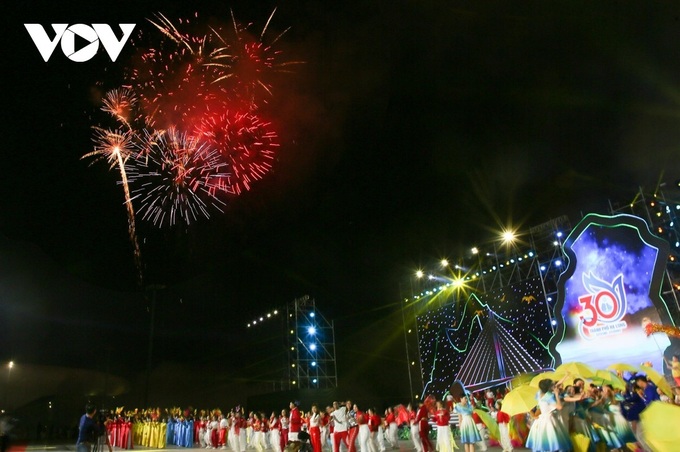 Vietnamese revelers jubilantly ring in New Year 2024 - 4 Vietnamese revelers jubilantly ring in New Year 2024 - 4
