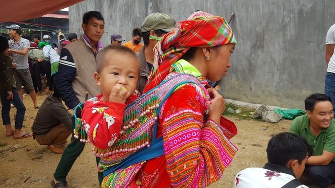 Children carried by mothers at Bac Ha Market - 7