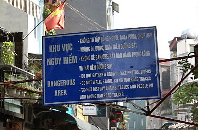 Hanoi shuts down train track cafes - 2