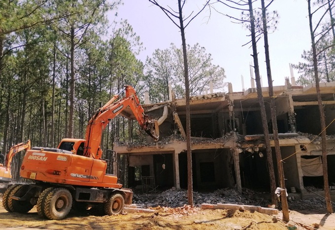Da Lat demolishes illegal hotel construction - 1