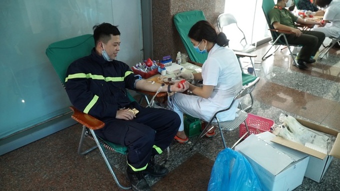 Thousands of police officers called to donate blood - 5