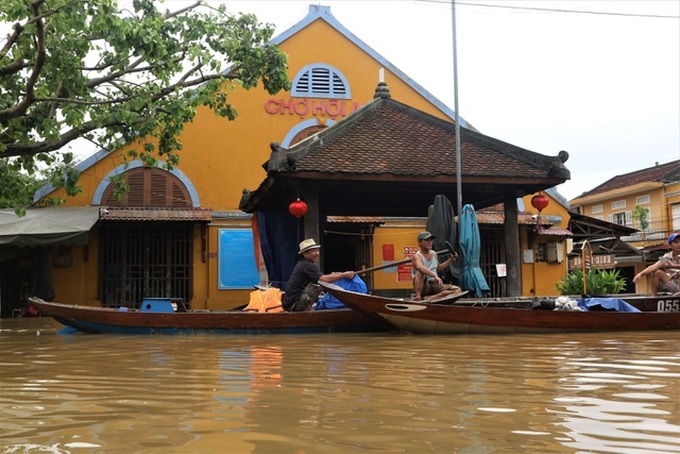 Hoi An Town severely submerged - 2 Hoi An Town severely submerged - 2