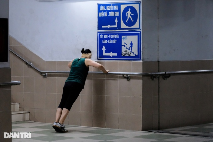 Hanoi lakes and rivers packed with people going out for exercises - 6 Hanoi lakes and rivers packed with people going out for exercises - 6