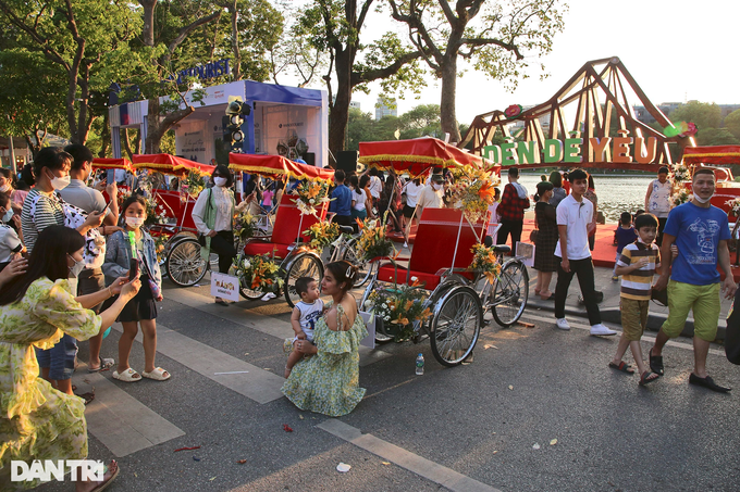 Hanoi pedestrian streets crowded again - 7