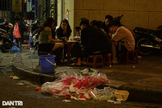 Area around Hoan Kiem Lake covered in rubbish following New Year celebrations - 4