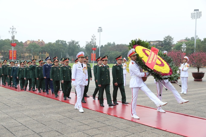 Party and State leaders pay tribute to President Ho Chi Minh ahead of Tet - 3 Party and State leaders pay tribute to President Ho Chi Minh ahead of Tet - 3