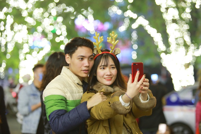 Hanoi streets congested on Christmas Eve - 12