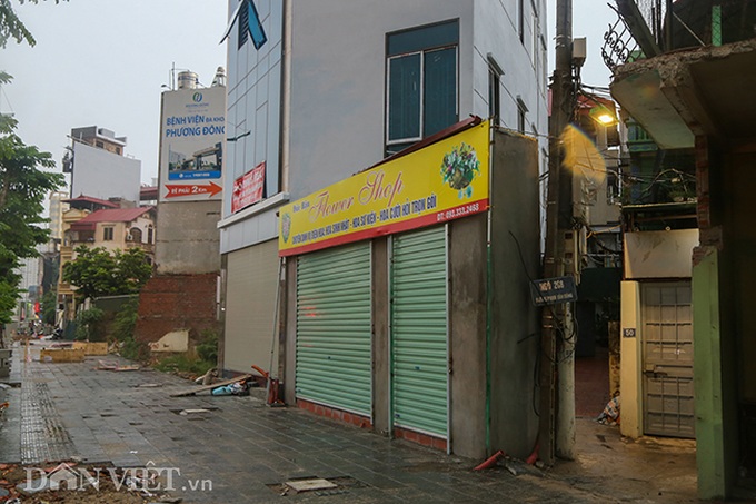 Super slim houses continue being built on new street - 2