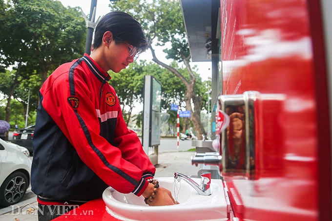 Hand-washing stations in Hanoi attract public - 2