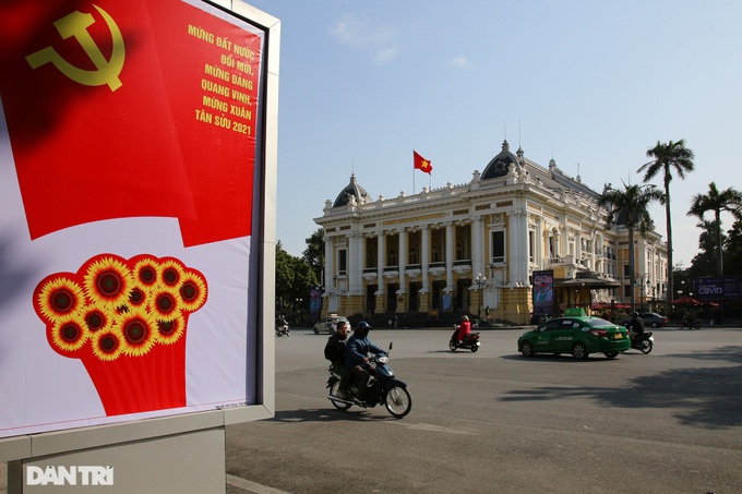 Hanoi streets decorated to welcome party congress - 4