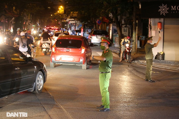 Hanoi streets jammed at Mid-Autumn Festival - 5 Hanoi streets jammed at Mid-Autumn Festival - 5