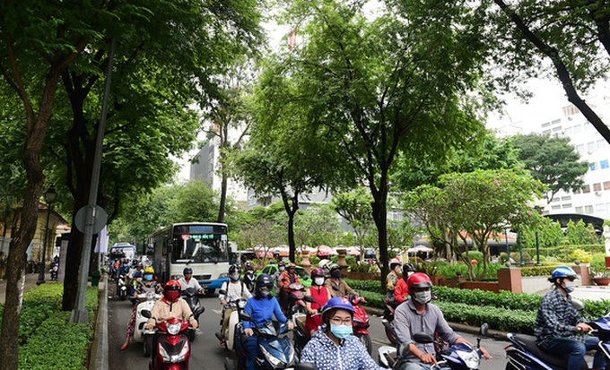 Electrical cables in HCMC's two districts to be buried underground by 2020 - 1