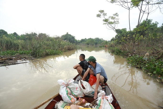 People on Red River islet struggling with flooding - 4 People on Red River islet struggling with flooding - 4