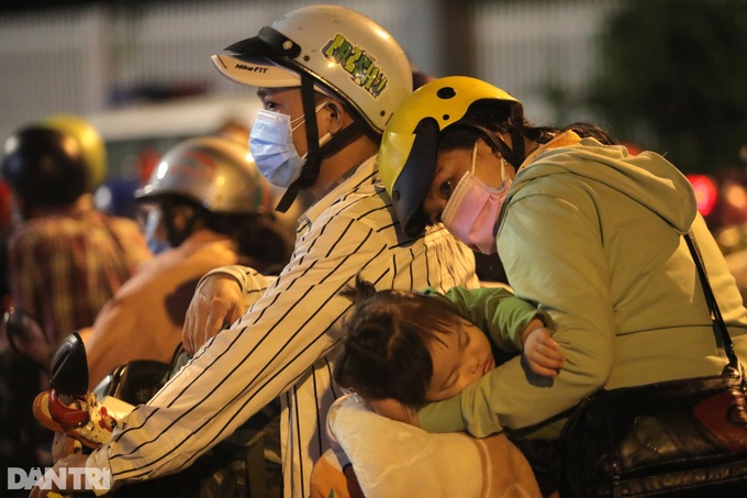 HCM City streets face congestion as people try to leave - 7 HCM City streets face congestion as people try to leave - 7